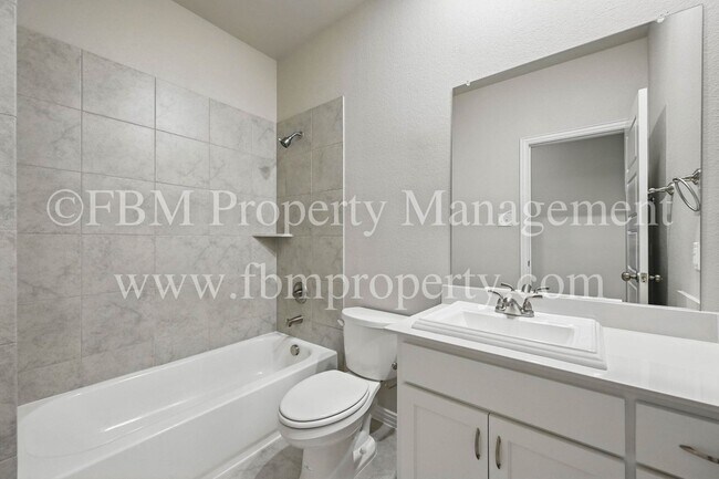 Building Photo - 2113 Luna Dr