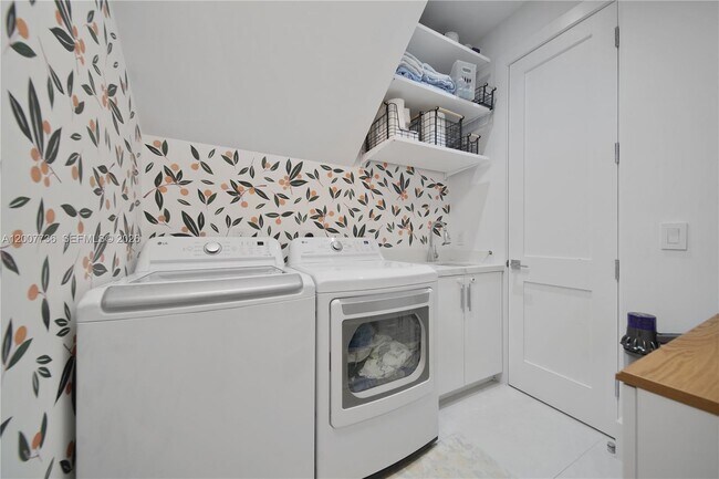 Building Photo - 6901 Veronese St