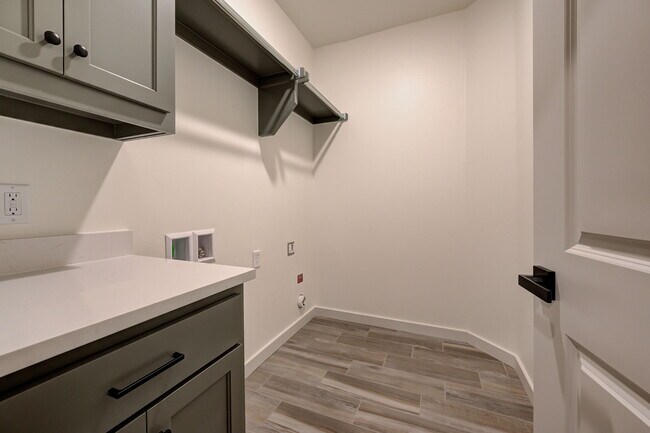 Building Photo - 2116 Josslyn Pl