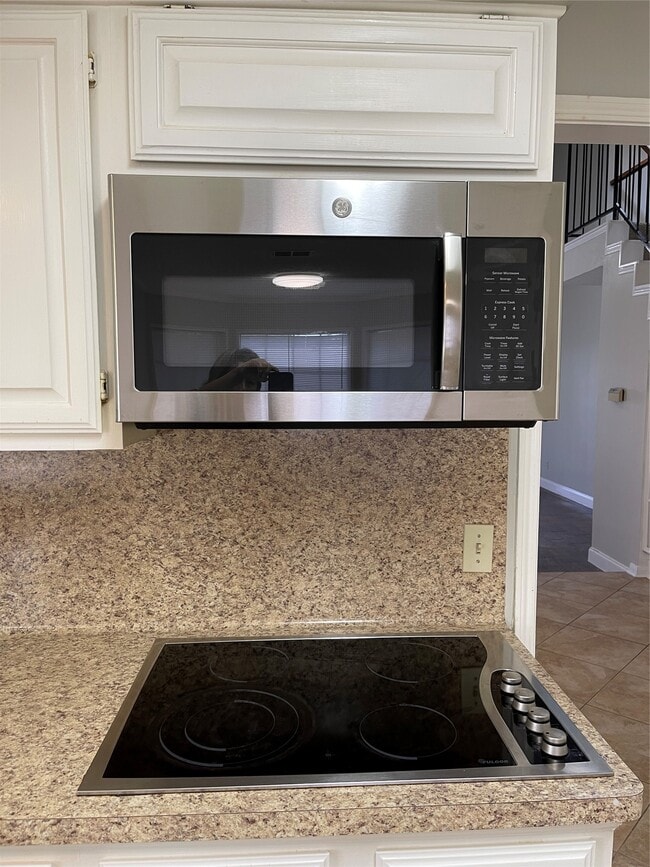 Building Photo - 3118 Redcliff Dr