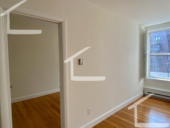 Building Photo - Spacious One Bed Right In Kenmore