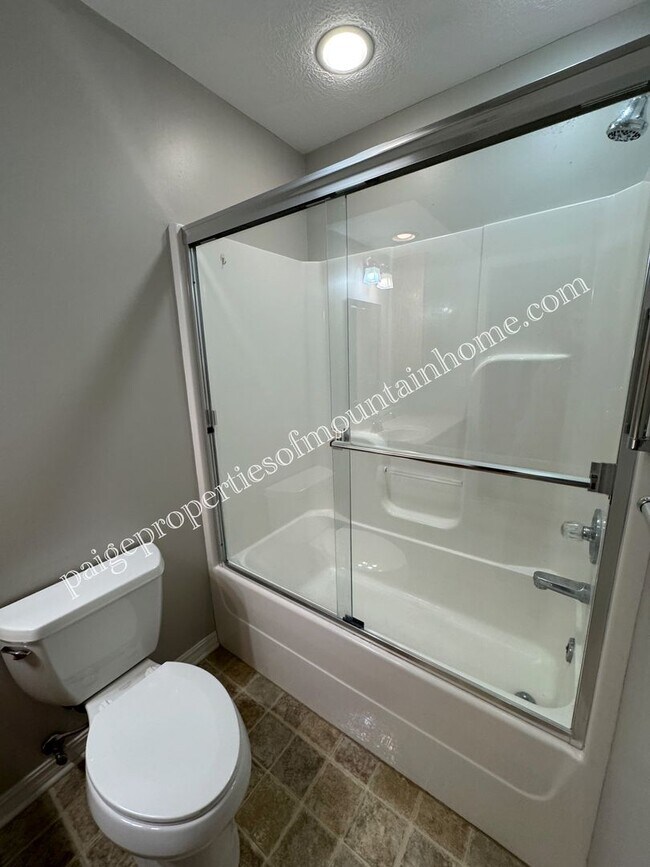 Building Photo - Charming 2-bedroom, 1-bath