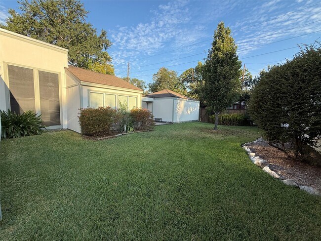 Building Photo - 12800 Briar Forest Dr