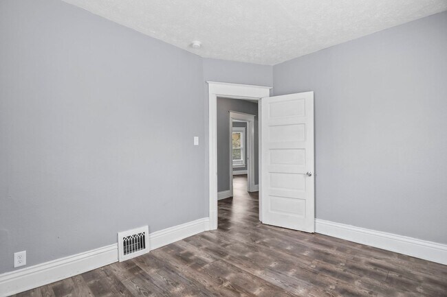 Building Photo - 720 W Edwards St