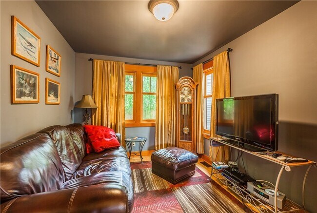 Building Photo - Meticulously designed Craftsman in North Beach with private beach access.
