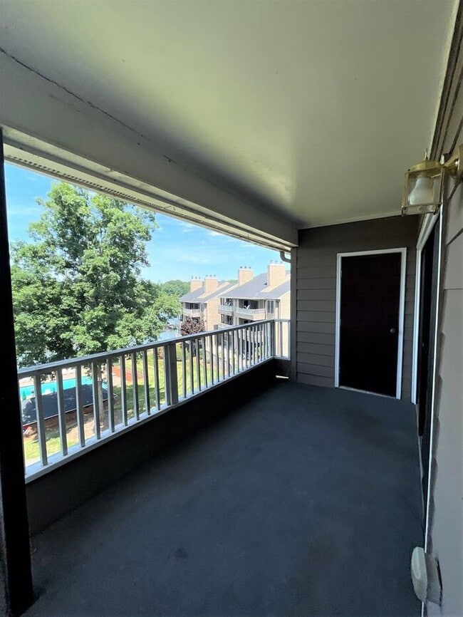 Building Photo - Great condo with Lake Wylie views!