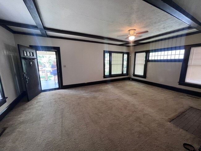Building Photo - 304 S Rutan St