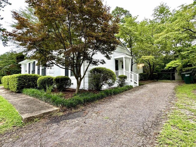 Building Photo - 2530 Mirror Lake Dr