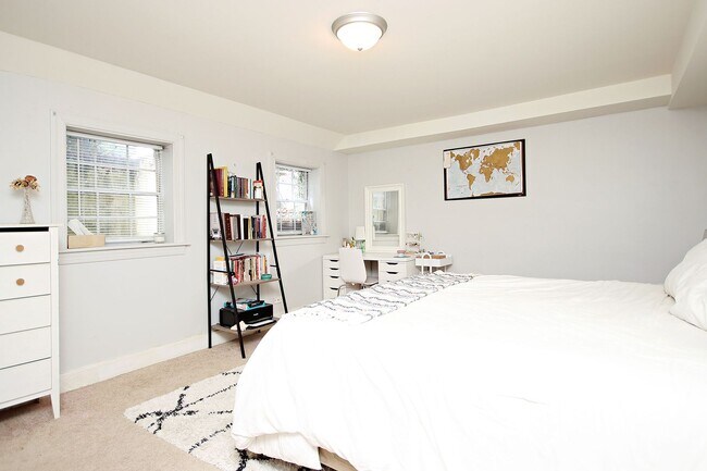 Building Photo - Spacious Fry's Spring Basement Apartment
