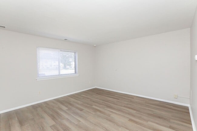 Building Photo - Updated 3BR Townhouse in Prime VA Beach Lo...