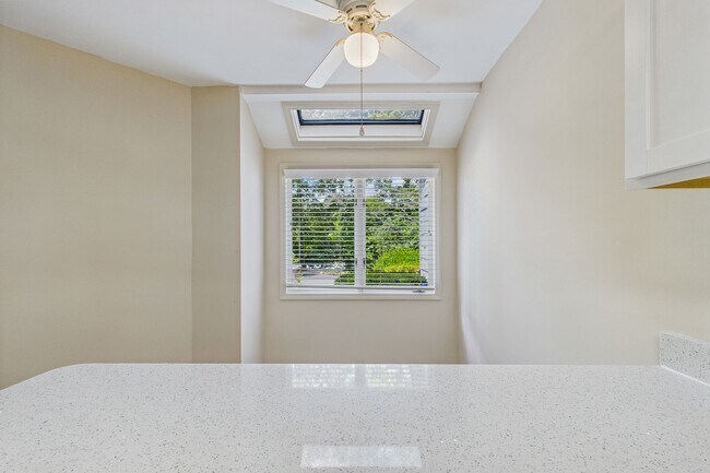 Building Photo - Charming 3-Bedroom Townhome in Sunset Woods