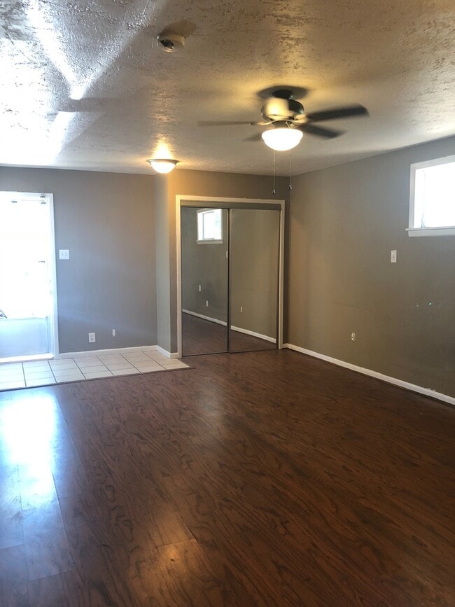 Building Photo - Adorable One bedrom efficiency in SUNSET T...