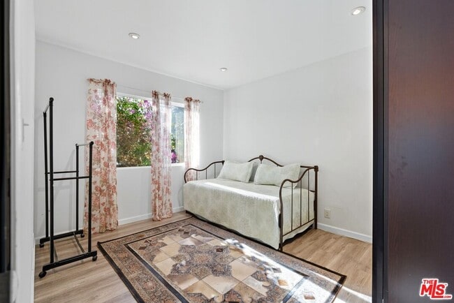 Building Photo - 10915 Ayres Ave