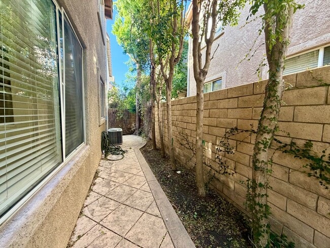 Building Photo - 3 be 2 bath Beautifully Updated Home in Gated Community