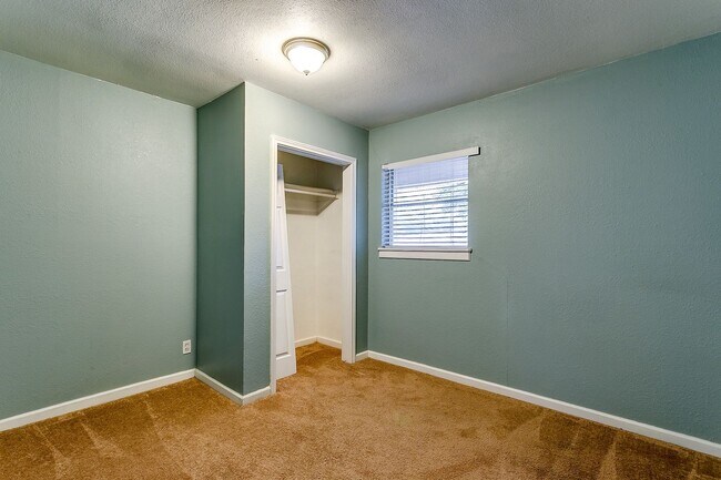 Building Photo - Ready for New Tenants- Large 3 bed, 2 bath...