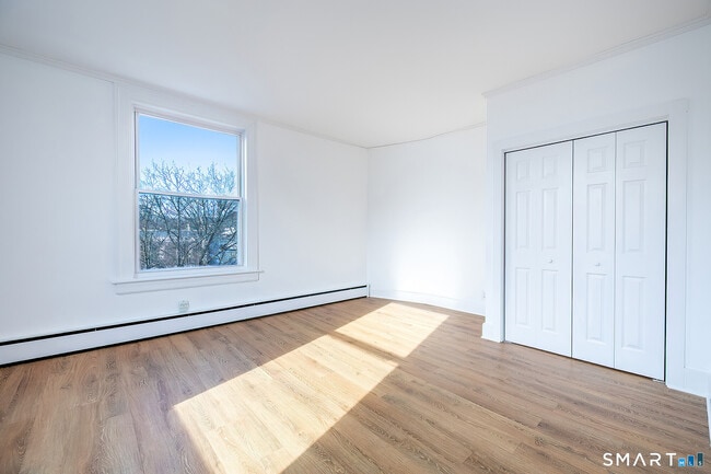 Building Photo - 406 Main St