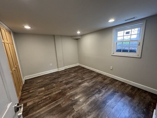 Building Photo - BIG SPACE. MODERN COMFORT. UNBEATABLE VALUE: 3 Bed, 2 Bath Duplex Delight!