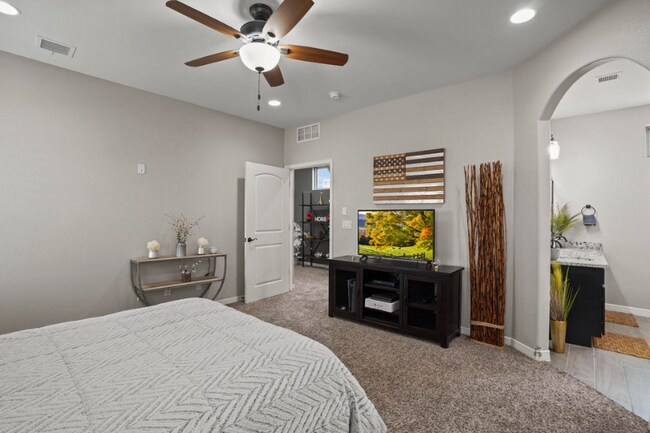 Building Photo - 4567 Marisabel Azcarate St