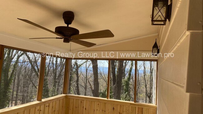 Building Photo - Lovely 4 Bedroom 3 Bath Home in South Roanoke