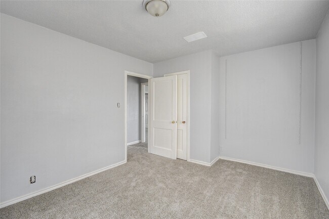 Building Photo - 1427 W 6th St