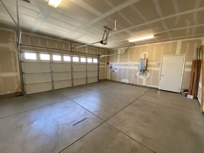 Building Photo - Like New Spacious Home in Gated Community