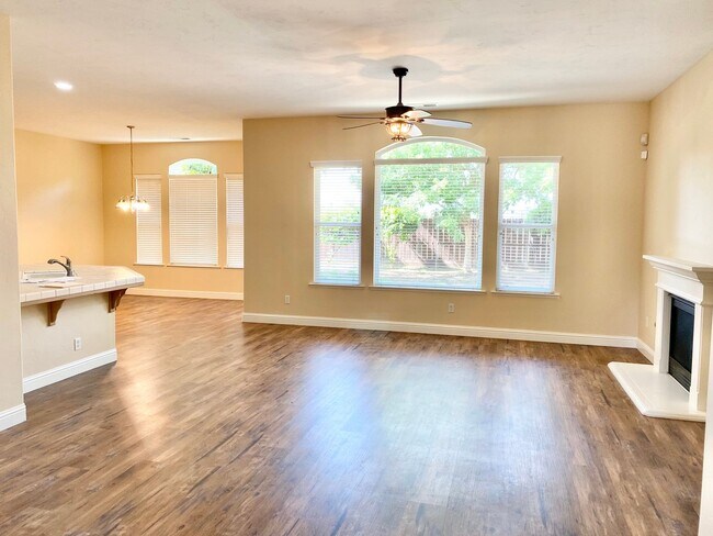 Building Photo - Custom North Fresno 4/3