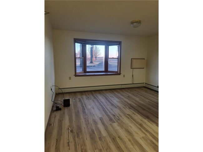 Building Photo - 609 Main St S