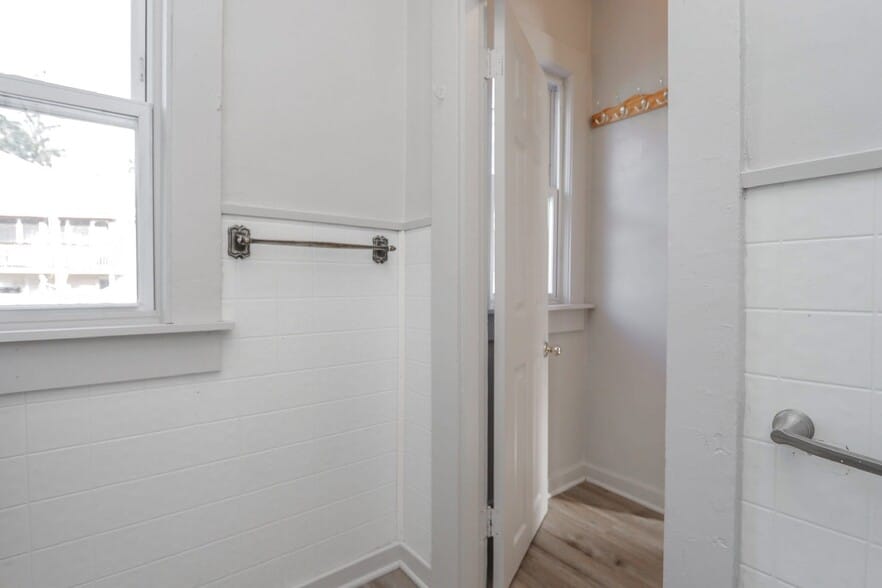 Bathroom - 32 Parker St