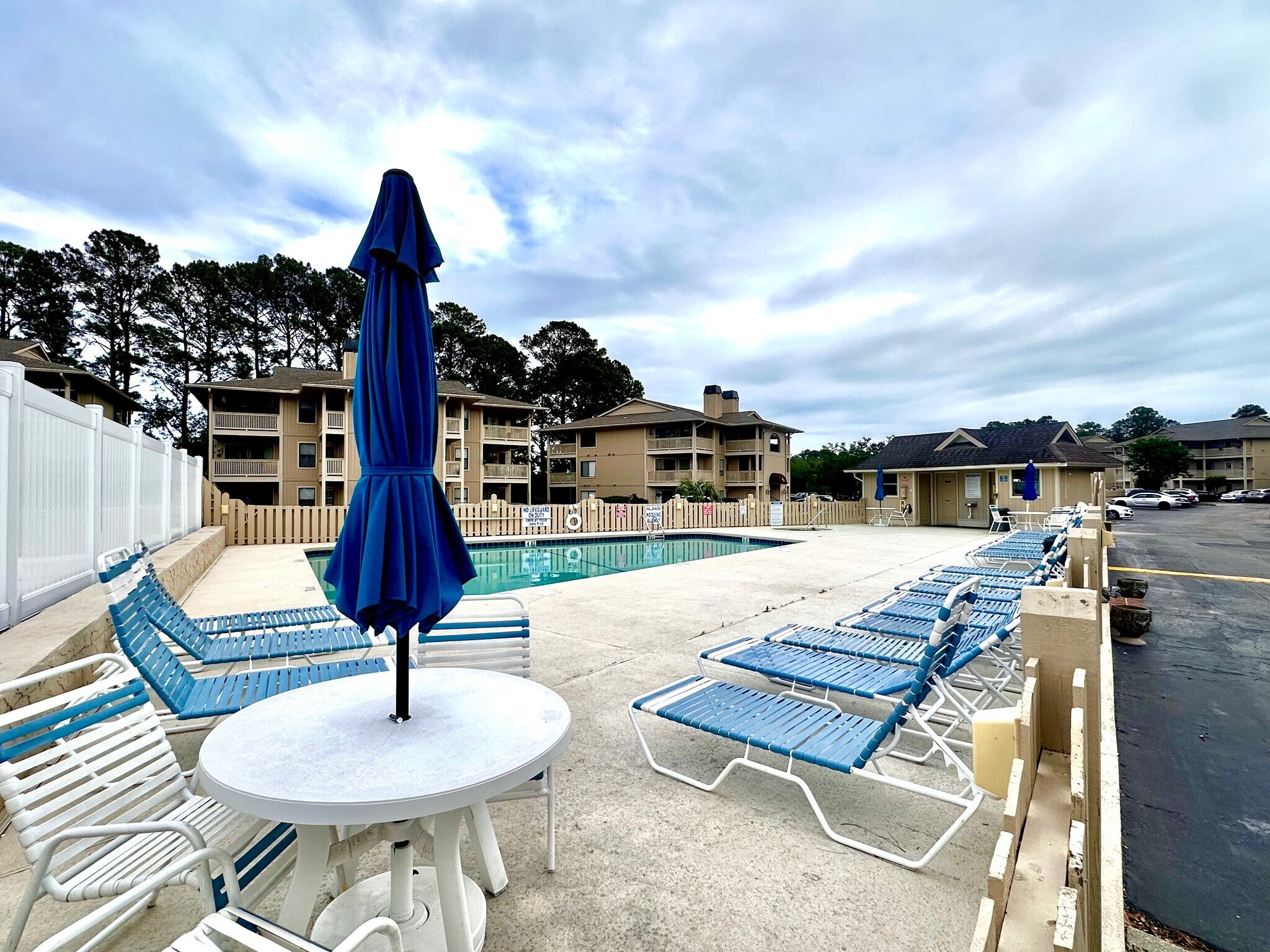 Building Photo - 4210 Pinehurst Cir