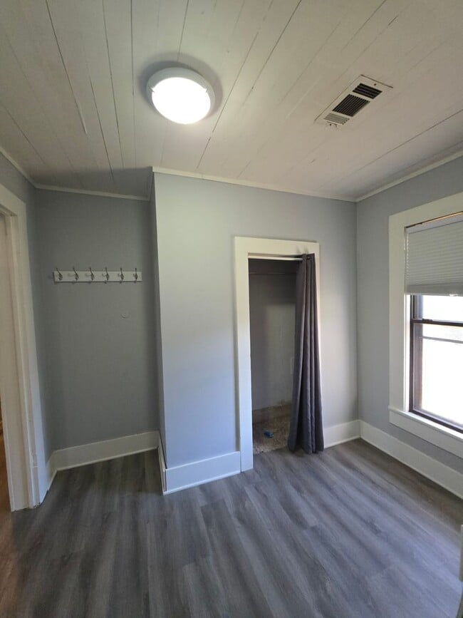 Building Photo - 418 E L St