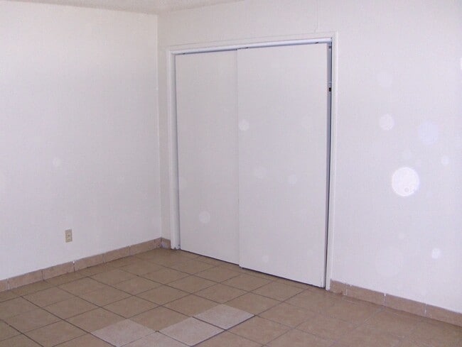 Building Photo - 702 E Yorkshire Dr