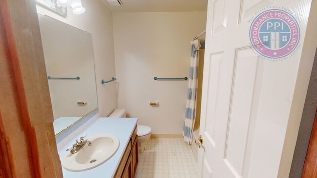 Building Photo - Hidden Springs in West Linn! Pets Friendly! Room To Roam