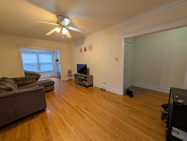 Building Photo - Spacious Albany Park 1-bed/1-bath with Sunroom and Dining Room