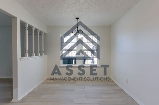 Building Photo - 5 Bedroom House Available Now