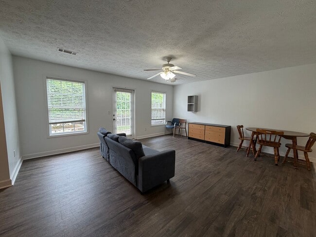 Building Photo - 1477 N. Donahue, Unit 3901
