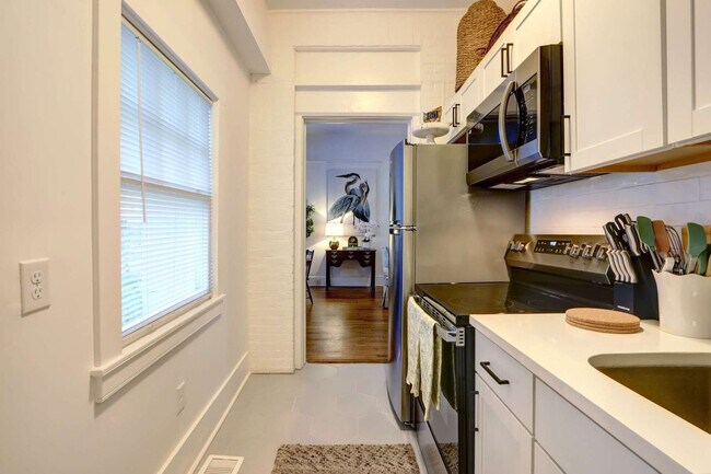 Building Photo - 306 E Victory Dr