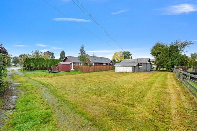 Building Photo - 2 Bedroom, 1 Bathroom Available!
