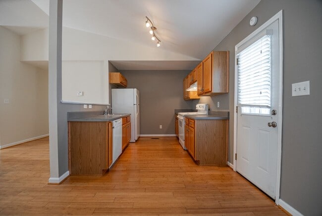 Building Photo - Comfortable 3 Bedroom / 2 Bath One - Level...