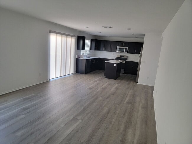 Building Photo - AVAILABLE MAY 15TH