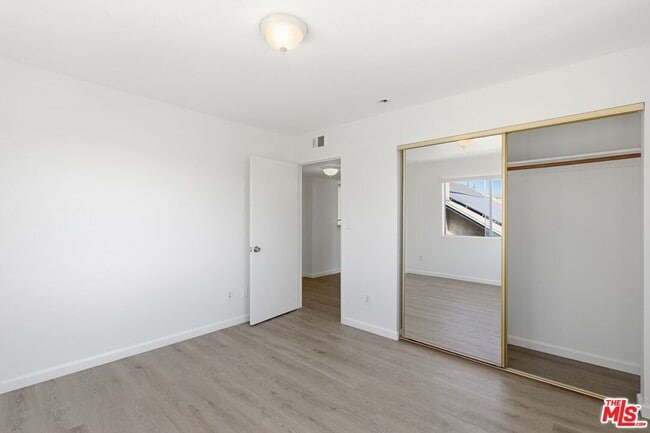 Building Photo - 1002 N Edgemont St