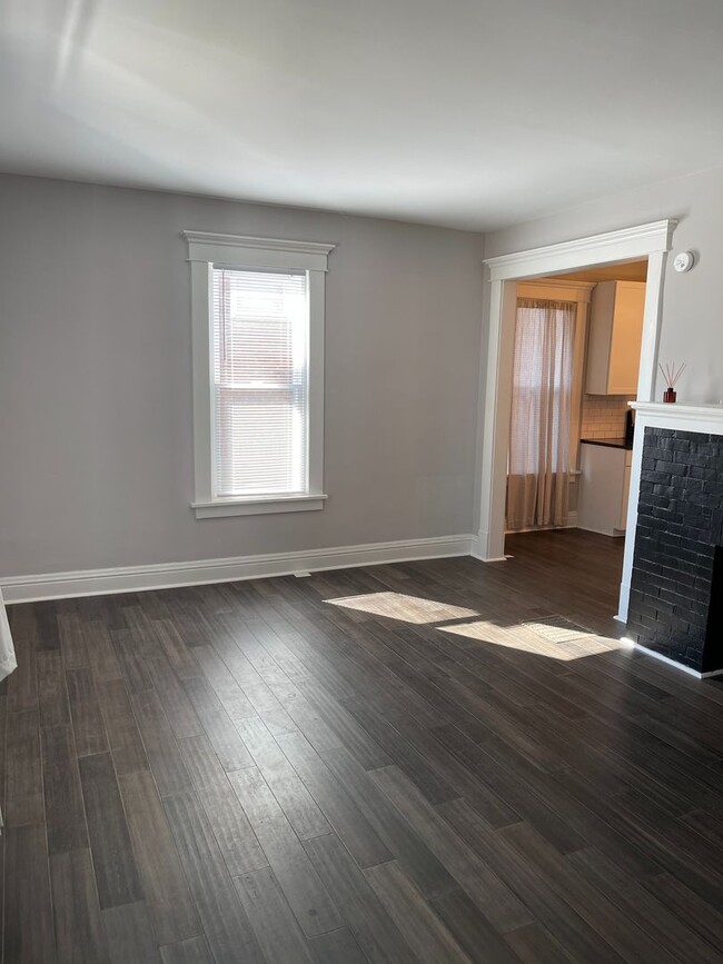 Building Photo - Great 2 BR with detached 2-car garage