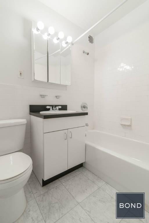 Building Photo - 400 E 89th St