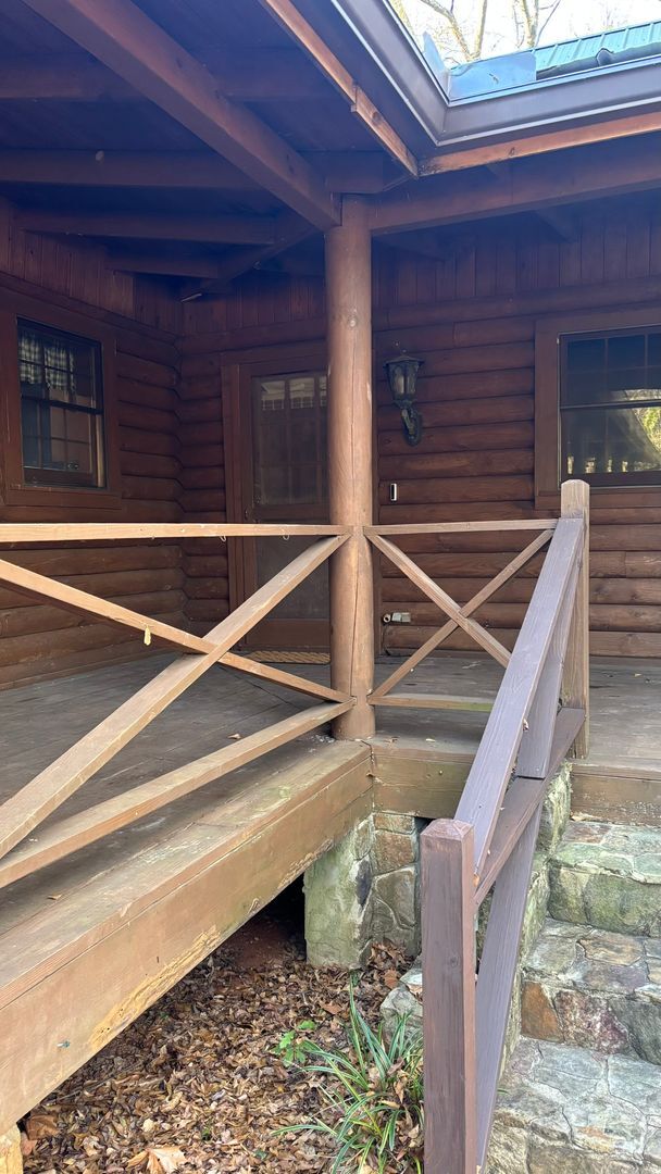 Building Photo - Log Cabin in Oconee on a 1.357 acre neighborhood wooded lot!