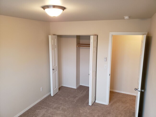 Building Photo - Beautiful, Conveniently Located Eagle River Townhome