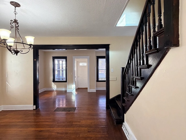 Building Photo - Newly renovated 3 BR Single family house with living and dining room