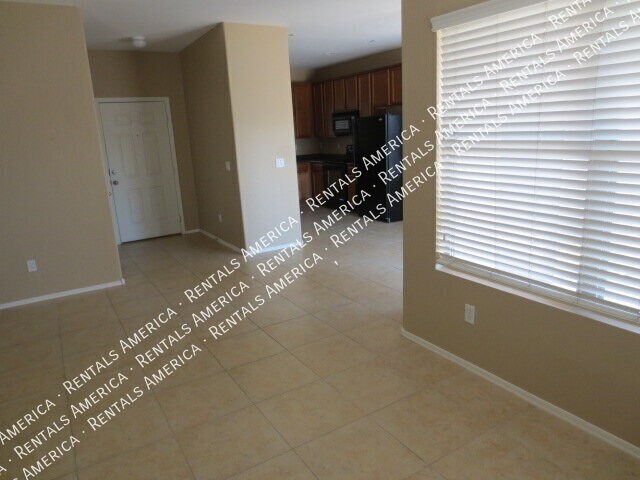 Building Photo - 1281 E Clifton Ave