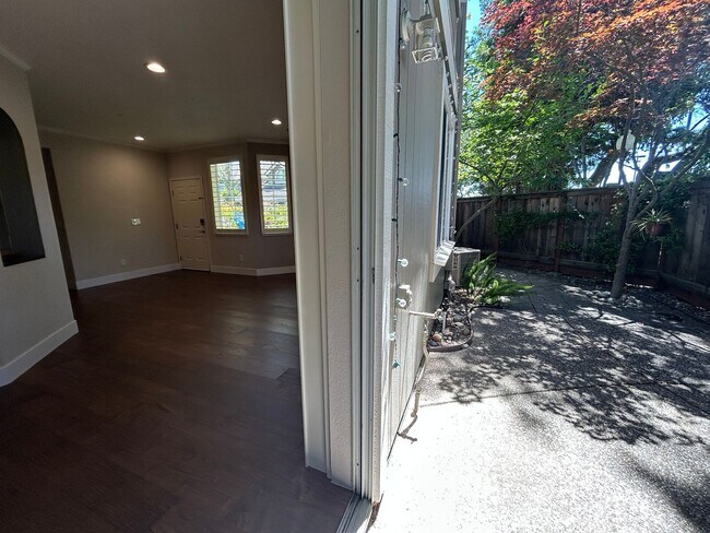 Building Photo - Beautiful 2 Bed, 2 Bath Single Story Condo...