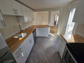 Building Photo - 18 School St