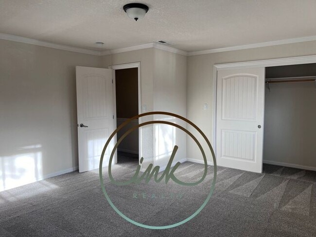Building Photo - Riverview Townhouse