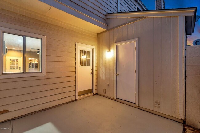Building Photo - 1600 N Saba St